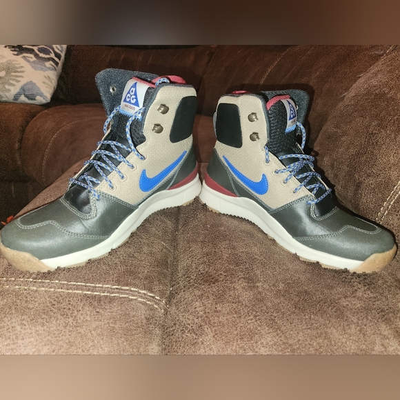 Nike ACG boots- youth size 6 - Picture 1 of 2